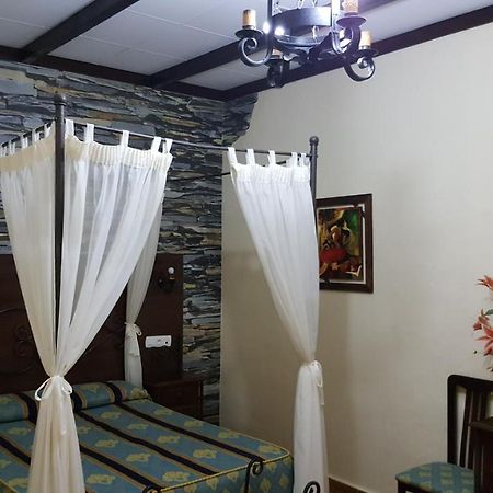 בויויוס פר דל קונדדו Hostal El Lirio מראה חיצוני תמונה