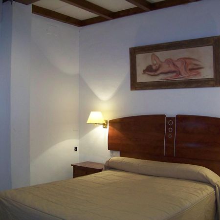 בויויוס פר דל קונדדו Hostal El Lirio מראה חיצוני תמונה