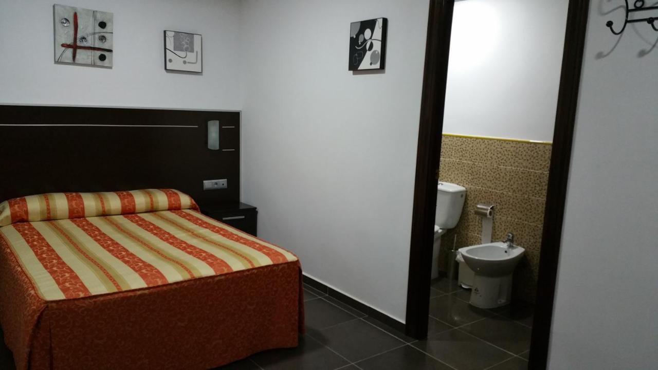 בויויוס פר דל קונדדו Hostal El Lirio מראה חיצוני תמונה