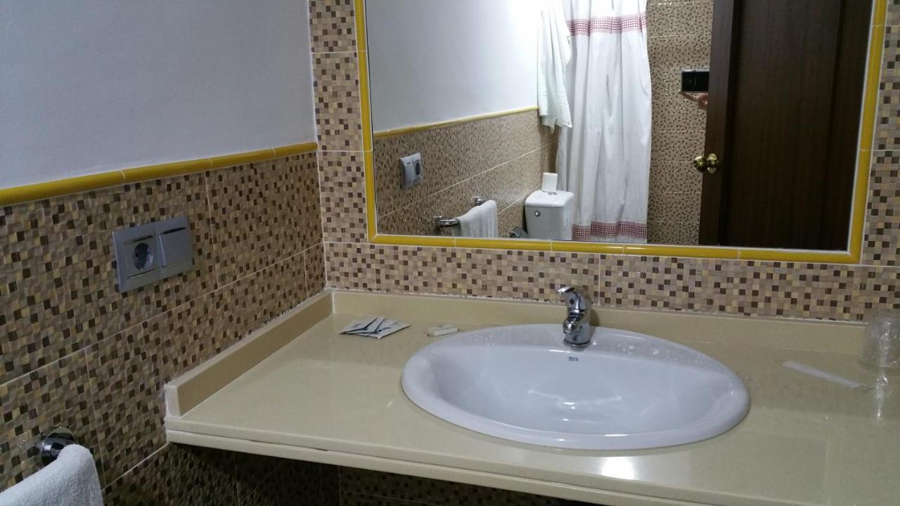 בויויוס פר דל קונדדו Hostal El Lirio מראה חיצוני תמונה