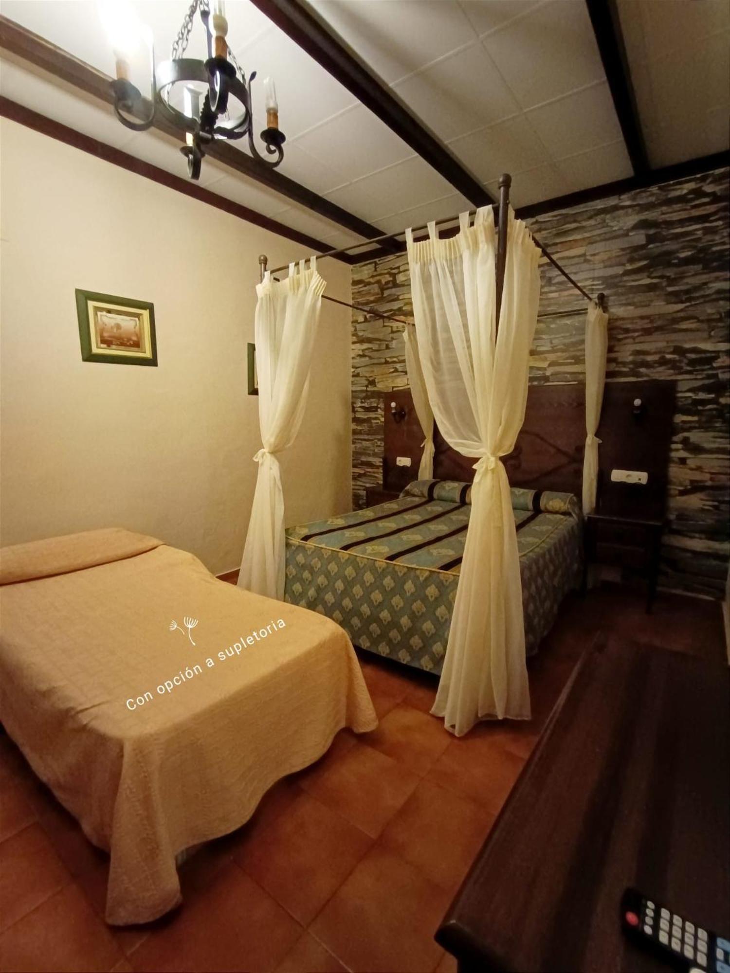 בויויוס פר דל קונדדו Hostal El Lirio מראה חיצוני תמונה