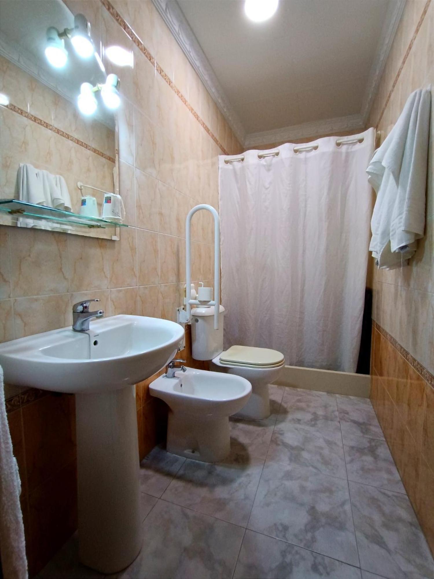 בויויוס פר דל קונדדו Hostal El Lirio מראה חיצוני תמונה