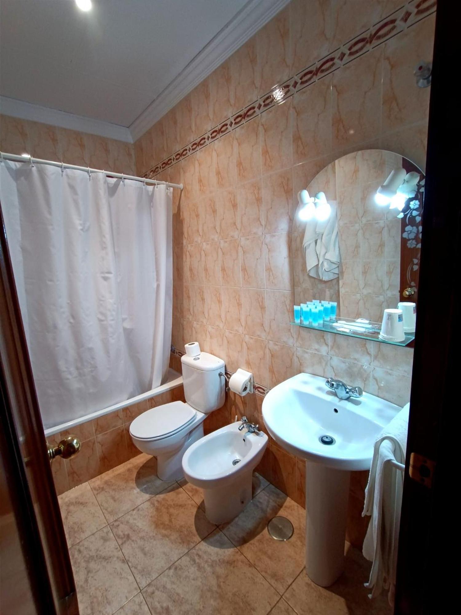 בויויוס פר דל קונדדו Hostal El Lirio מראה חיצוני תמונה