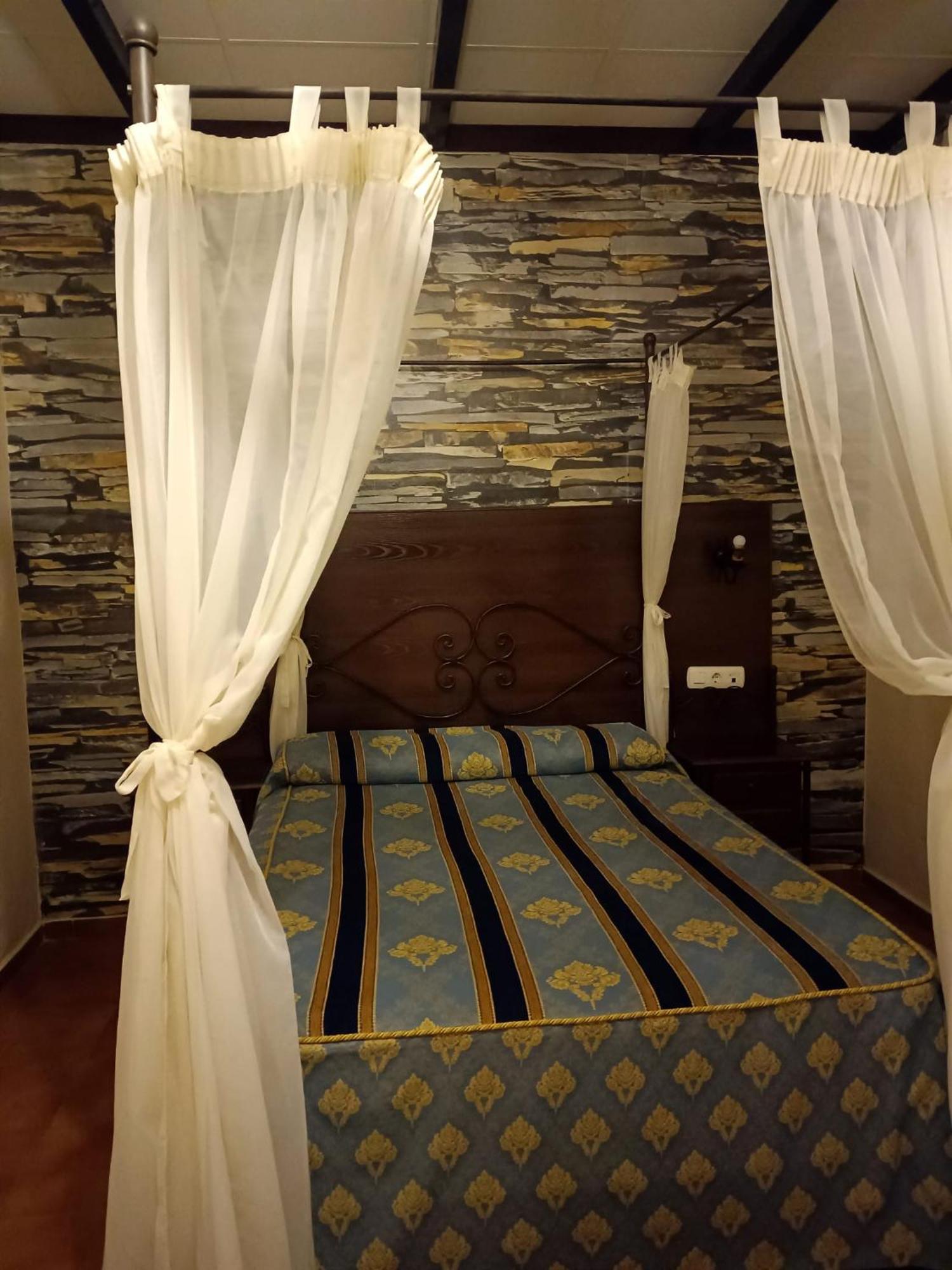 בויויוס פר דל קונדדו Hostal El Lirio מראה חיצוני תמונה